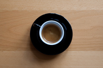 schwarze Tasse mit Espresso