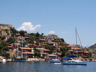 Fototapeta na wymiar Jachty zakotwiczone w Kekova, Turcja