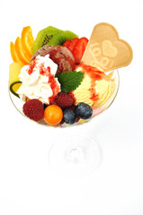 Vanille- und Schokoeis auf Früchten