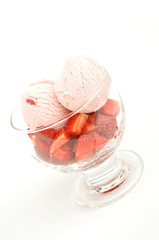 Erdbeereis auf Erdbeeren