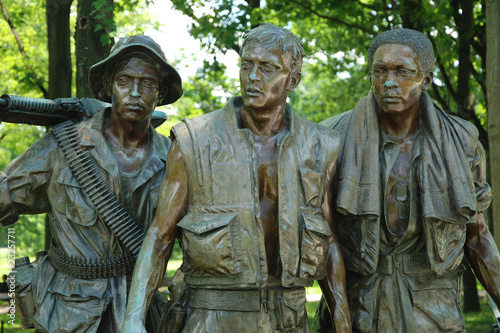 The Three Soldiers, Vietnam Veterans Memorial, Washington, DC бесплатно