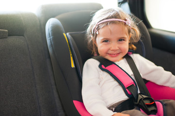 Kind im Kindersitz fahren auto