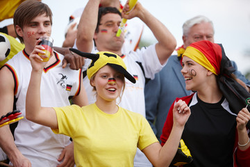 Fussballfans feuern an