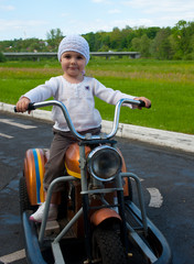 Kind fahren motorrad
