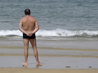 Fototapeta na wymiar Hombre en la playa