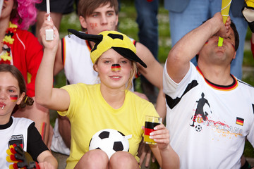 Fussballfans feuern an