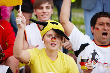 Fussballfans feuern an