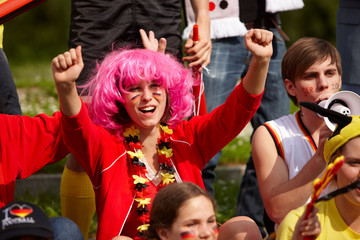 Fototapeta premium Fussballfans feuern an