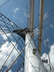 Mast auf Segelboot mit Takelage