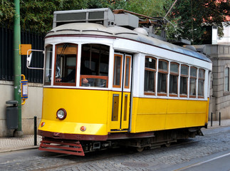 Naklejka na ściany i meble Lizbona żółty tramwaj