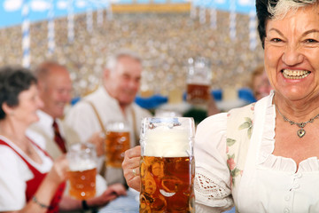 Pensionärin mit Bier
