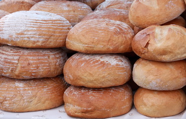 wiejski chleb, bochenki chleba, stos świeżych chlebków, naturalna, zdrowa żywność