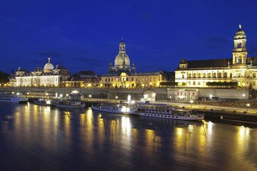 Dresden mit Wahrzeichen bei Nacht