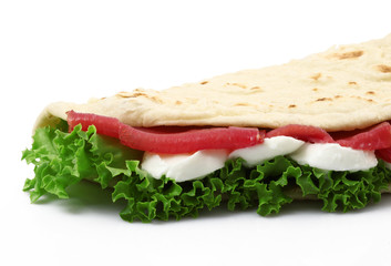 piadina farcita con insalata,mozzarella e prosciutto crudo