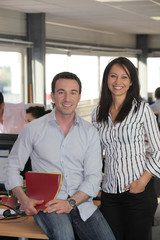 Homme et femme d'affaires au bureau