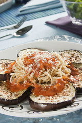 Espaguete com beringela e molho de tomate com queijo ralado