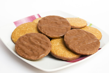 plato con galletas de chocolate