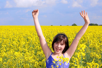 Naklejka premium Mädchen im Rapsfeld