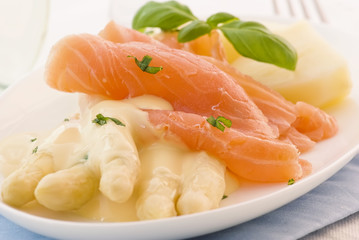 Spargel mit Räucherlachs