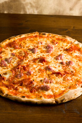 Pizza con Salame Piccante e Salsiccia