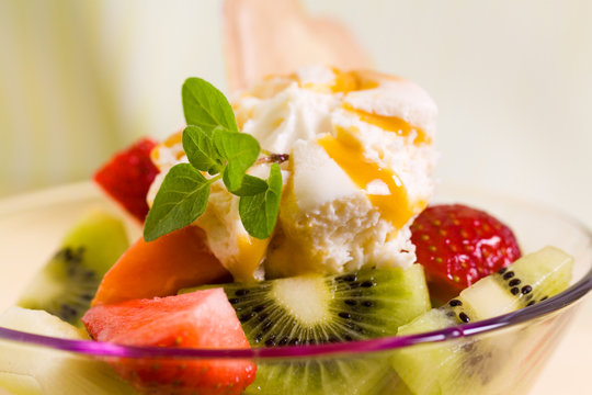 Fruchtsalat, gemischt - mit Karamel-Eis