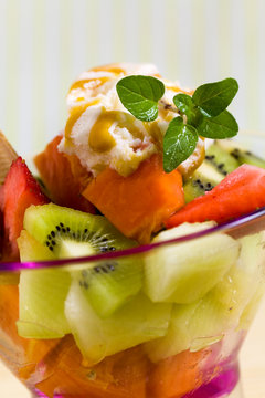 Fruchtsalat, gemischt - mit Karamel-Eis