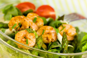 Salat mit Garnelen und grünen Spargeln,Tomaten