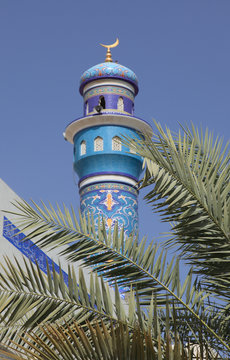 Minarett und Dattelpalme in Muttrah im Sultanat Oman