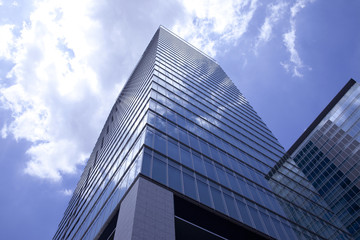 Fototapeta na wymiar Błękitne niebo i budynek biurowy