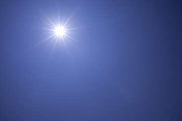 太陽と快晴の青空