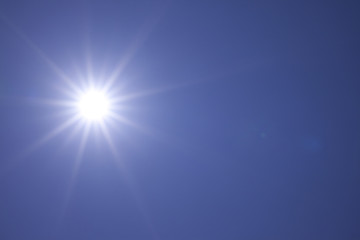 Fototapeta premium 青空と綺麗な太陽光線