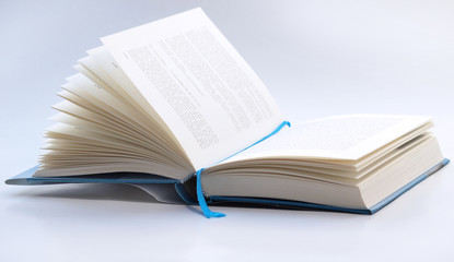 aufgeschlagenes Buch mit blauem Lesezeichen