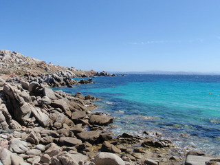Fototapeta na wymiar Bord de mer et lagon turquoise dans les îles Lavezzi en Corse 