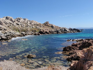 Fototapeta na wymiar Crique dans les îles Lavezzi en Corse 