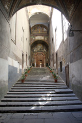 Fototapeta na wymiar Wakacje w Neapolu: Wejście Chostro San Gregorio Armeno