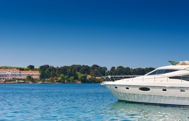 Obraz na płótnie Canvas Luksusowy jacht na morzu Adriatyckim w pobliżu Porech wybrzeżu