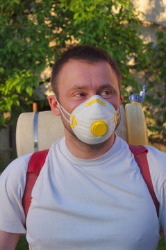 Mężczyzna zwalczający szkodniki w ogrodzie