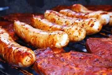 marinierte Steaks und Bratwürste
