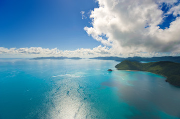 Fototapeta na wymiar Widok z lotu ptaka na Wyspy Whitsunday i genialny ocean