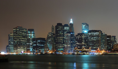 Fototapeta na wymiar NEW YORK CITY MANHATTAN NIGHT SCENE PANORAMA