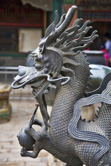 chine,beijing, cité interdite : statue en bronze de dragon