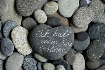 Steinherz mit Schrift