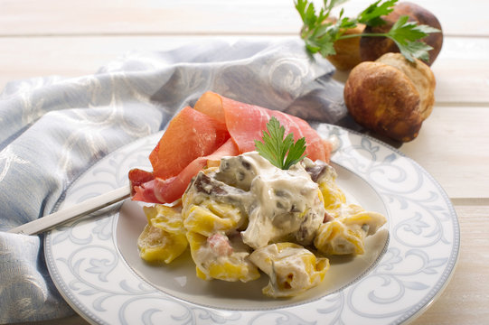 tortellini with cream sauce and cep.-tortellini panna porcini