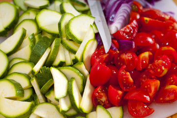 pomodorini cipolle e zucchine verdure miste