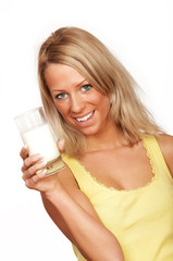 Frau mit Glas Milch