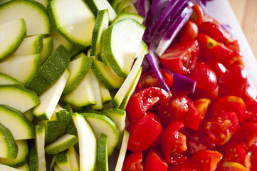pomodorini cipolle e zucchine verdure miste