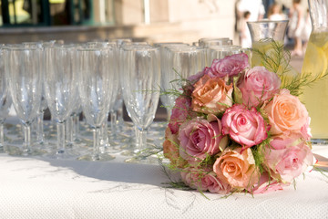 buffet de mariage avec le bouquet de la mariée