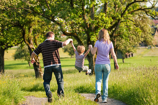 Familie macht einen Spaziergang in der Natur