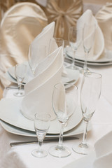Table arrangement in a restaurant with three glasses