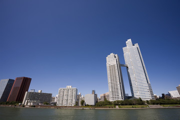 Fototapeta na wymiar 隅田川河口と高層ビル